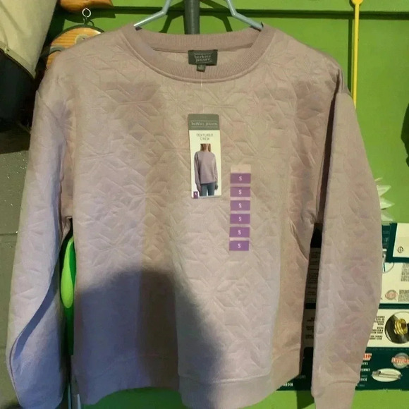 berkley jensen Tops - Berkeley Jensen Womens Sweatshirt Size Small Purple Long Sleeves with a design